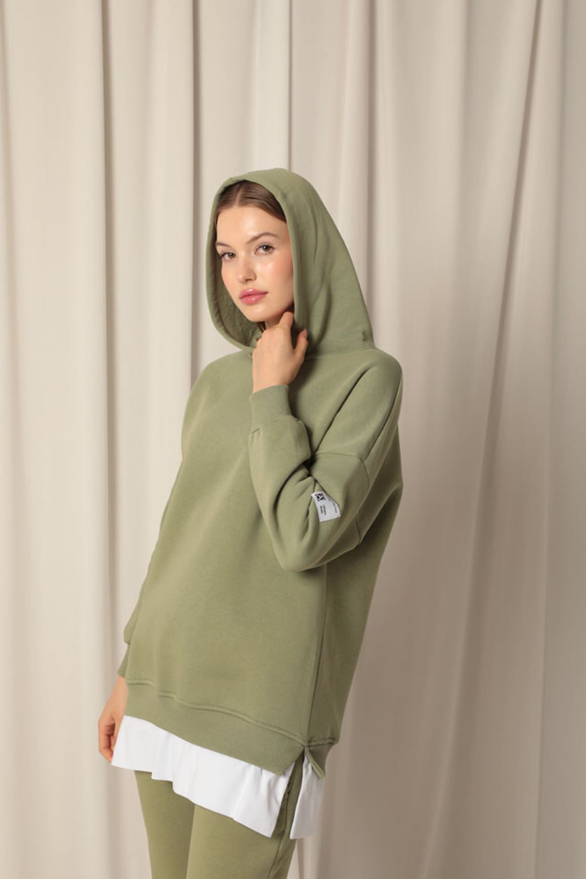 Üç İplik Arma Detay Eteği Garnili Kapüşonlu Kadın Haki Sweat