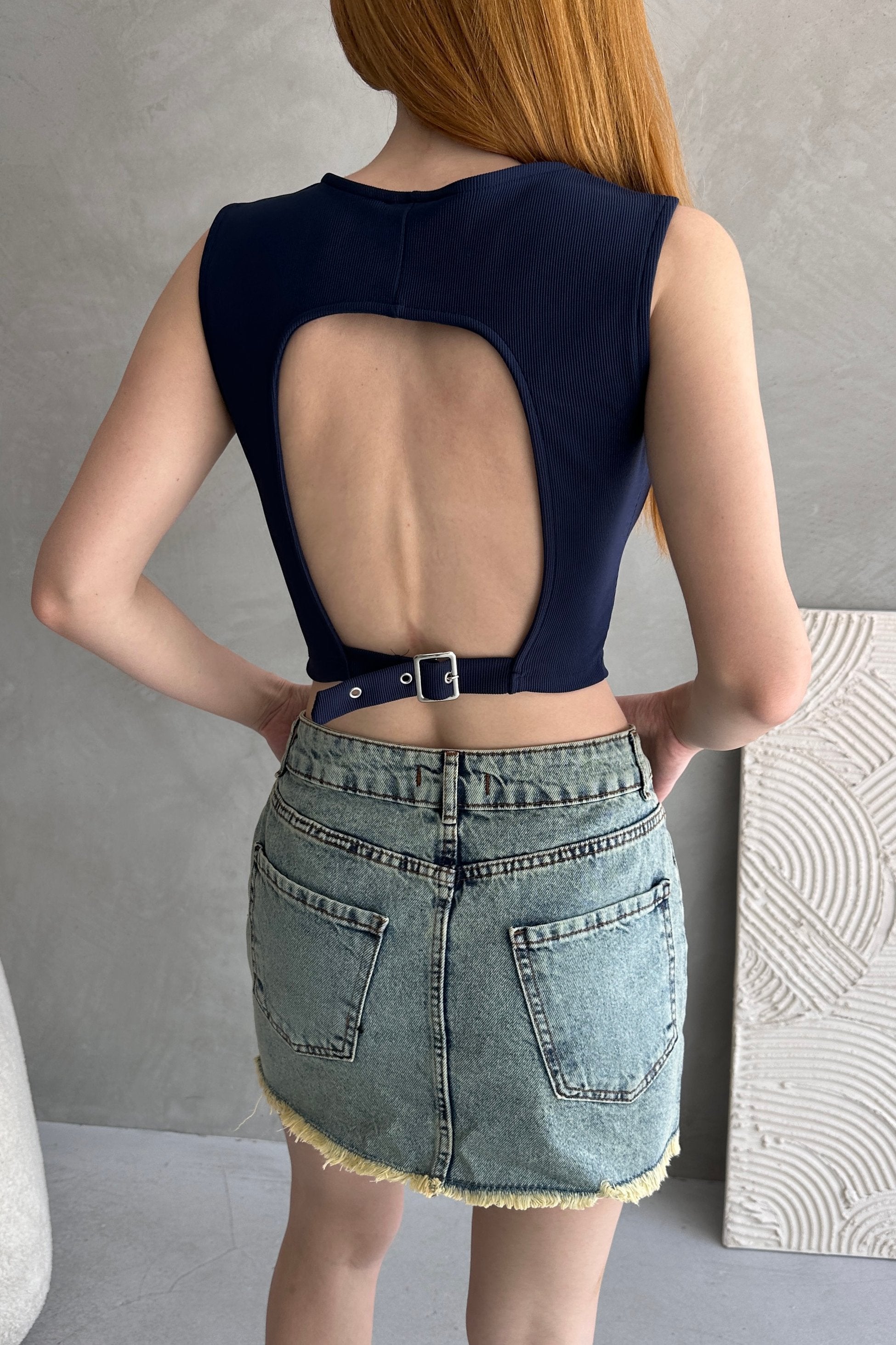 Sırtı Kemer Detaylı Kaşkorse Crop Bluz