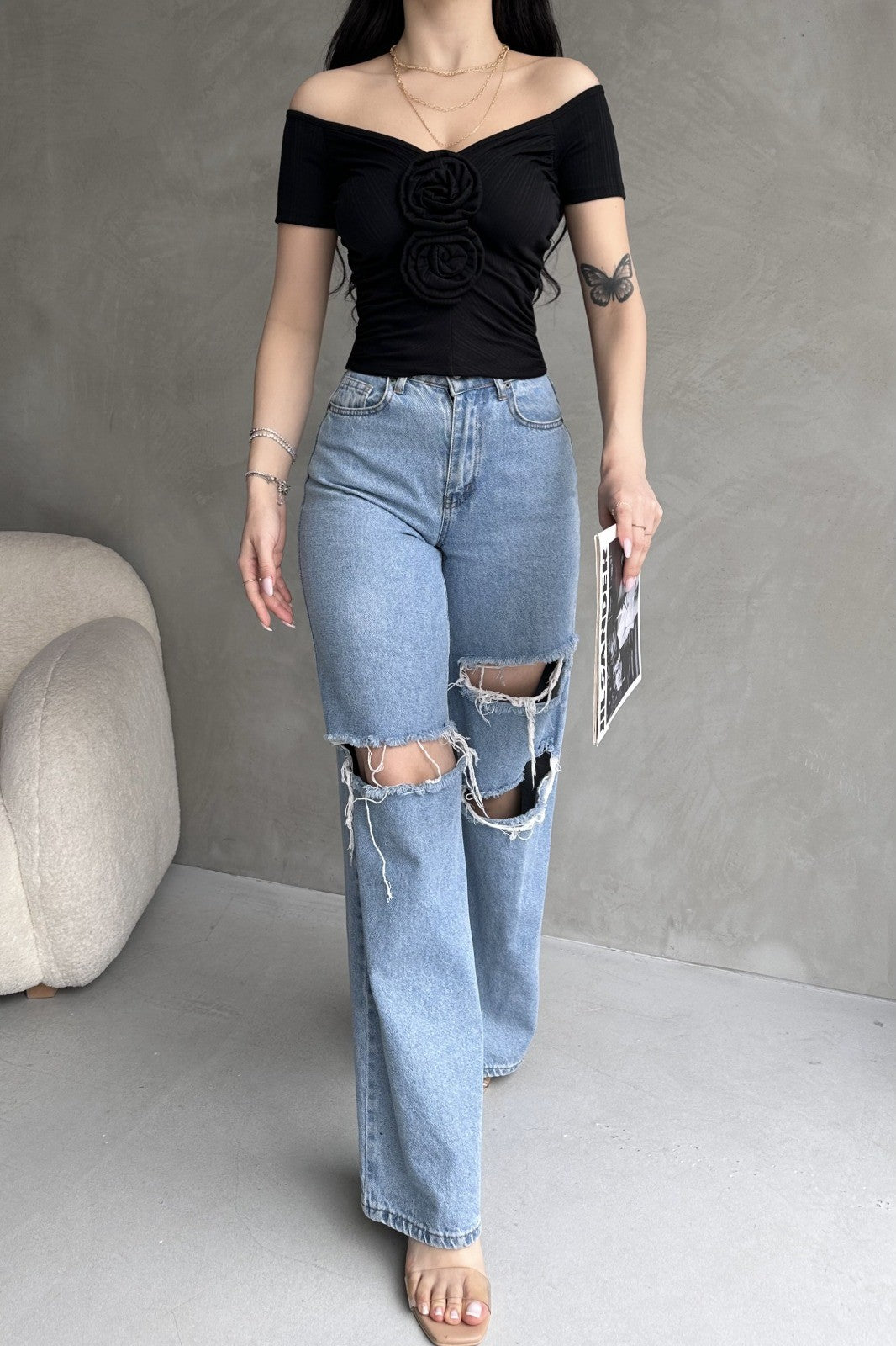 Kayık Yaka Gül Detaylı Crop Bluz