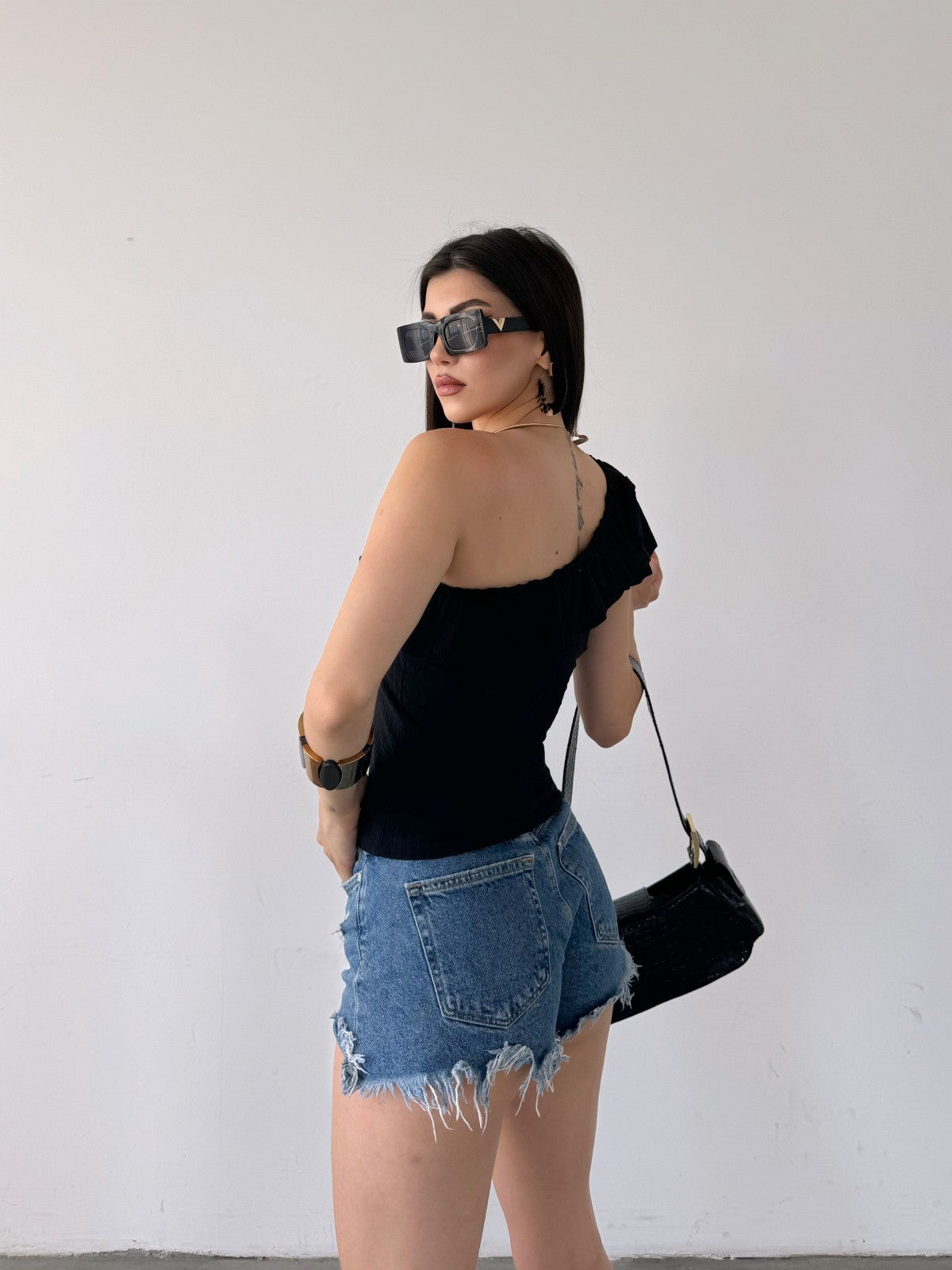 Tek Omuz Fırıfır Detaylı Bluz