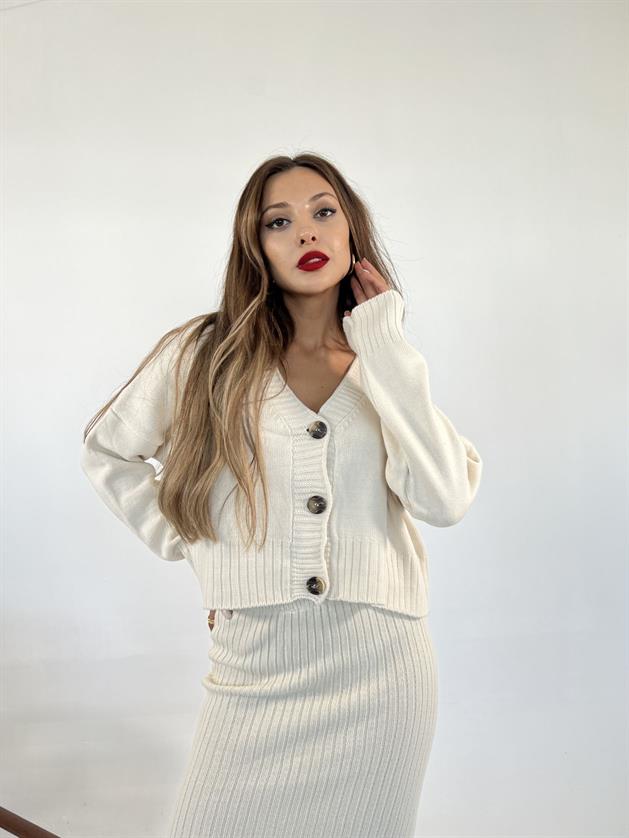 3100 КОМПЛЕКТ КАРДИГАН НА ПУГОВИЦАХ И ЮБКА-КРЕМОВЫЙ 