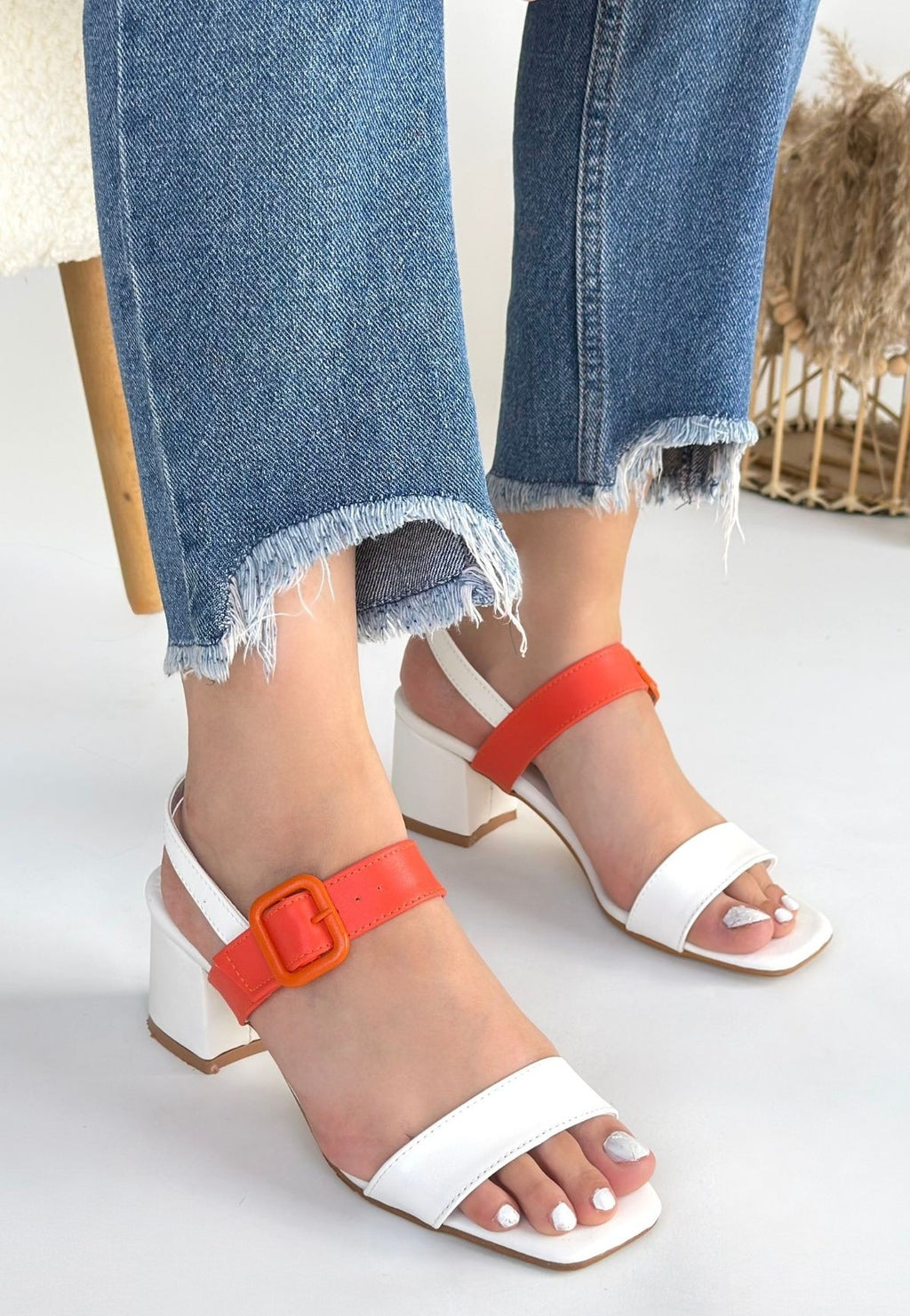 Yıl Beyaz Cilt Turuncu Detaylı Beyaz Topuklu Ayakkabı