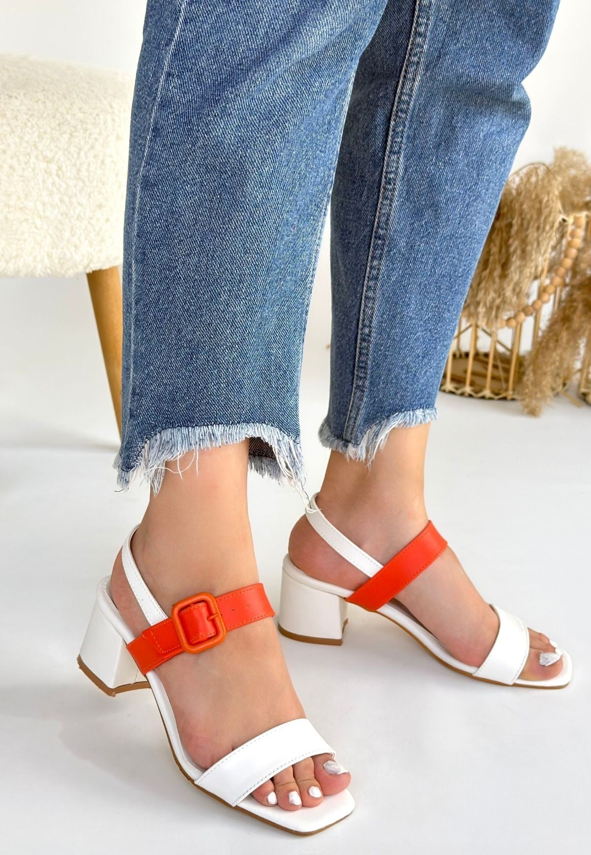 Yıl Beyaz Cilt Turuncu Detaylı Beyaz Topuklu Ayakkabı