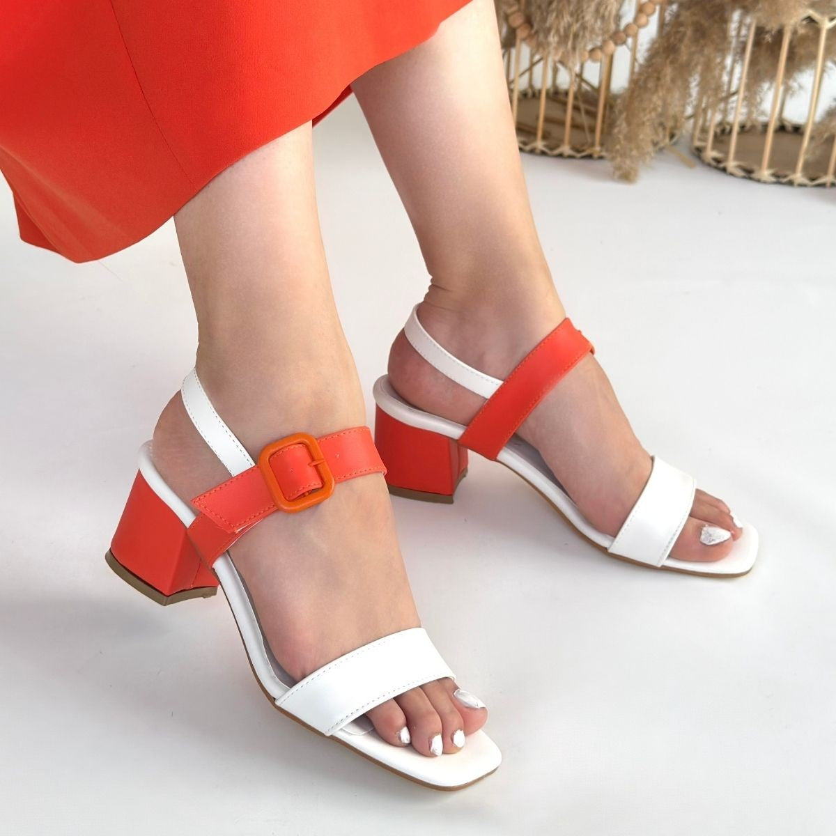 Yıl Beyaz Cilt Turuncu Detaylı Topuklu Ayakkabı