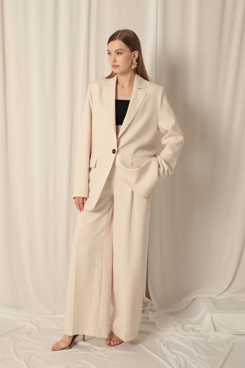 Женские бежевые брюки палаццо из ткани атлас