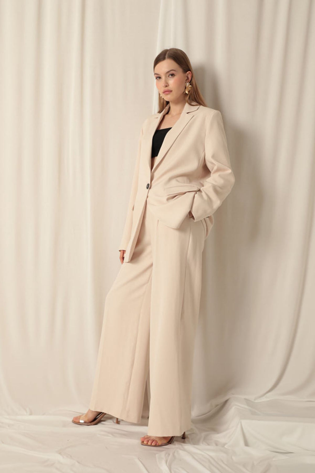 Женские бежевые брюки палаццо из ткани атлас