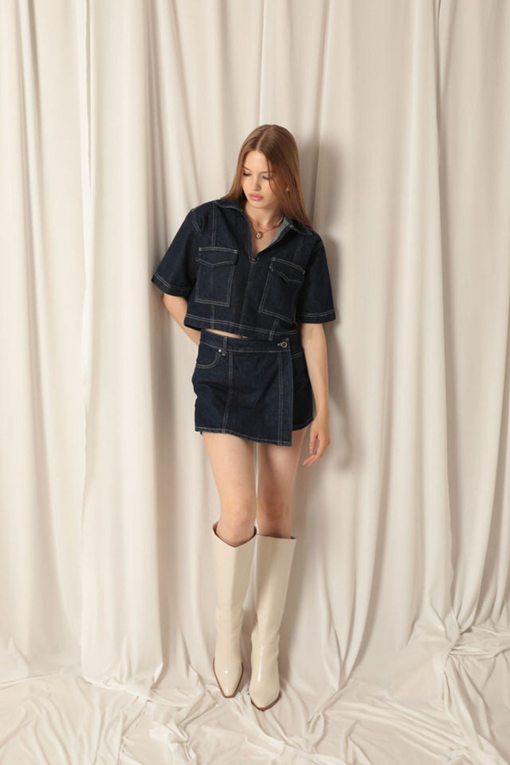 Женская джинсовая куртка темно-синего цвета с короткими карманами из джинсовой ткани