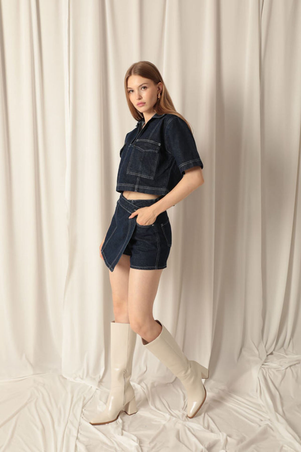 Женская джинсовая куртка темно-синего цвета с короткими карманами из джинсовой ткани