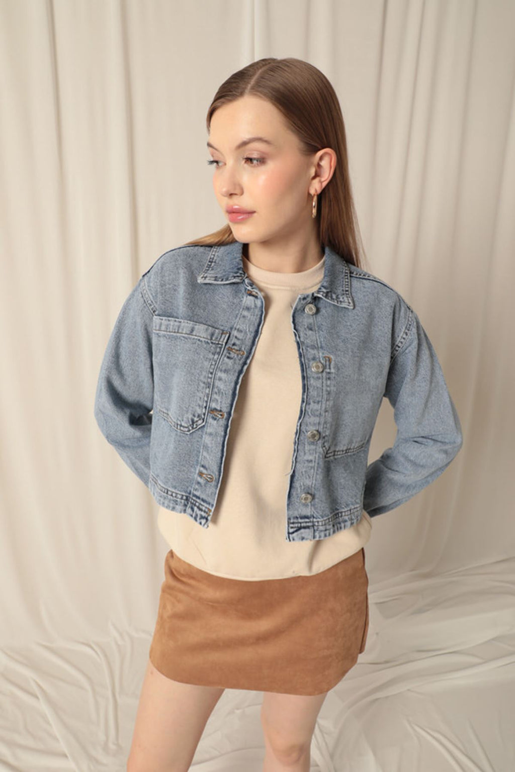 Женская синяя куртка из джинсовой ткани с карманами сзади