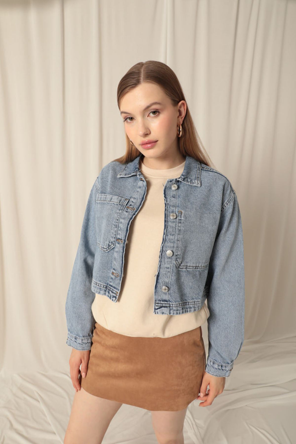 Женская синяя куртка из джинсовой ткани с карманами сзади