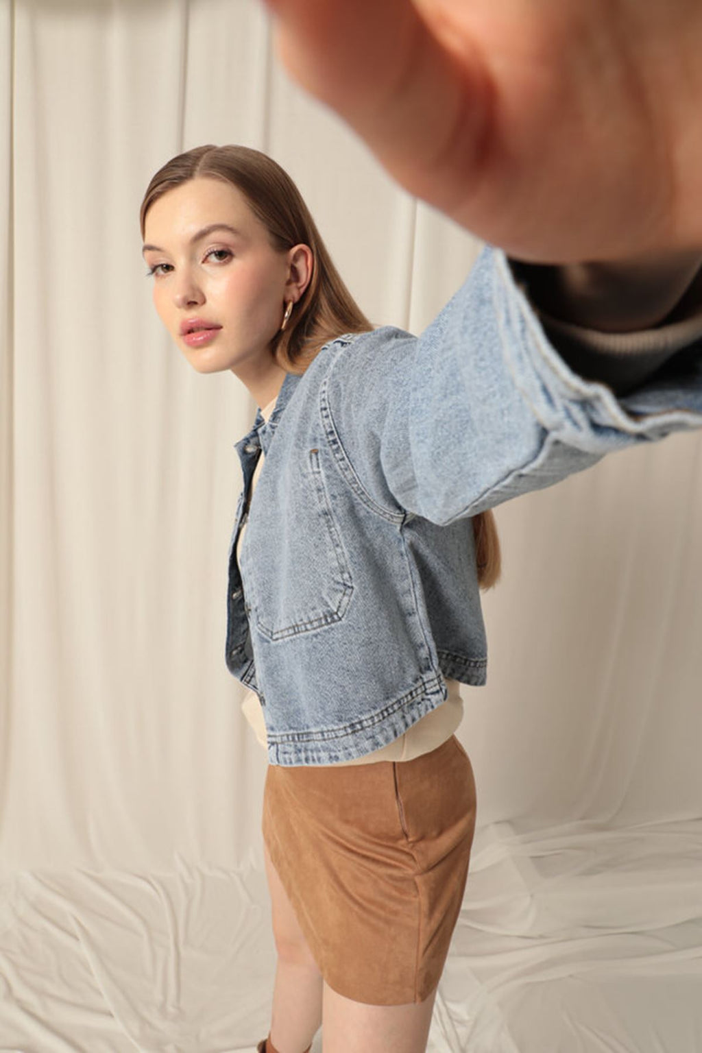 Женская синяя куртка из джинсовой ткани с карманами сзади