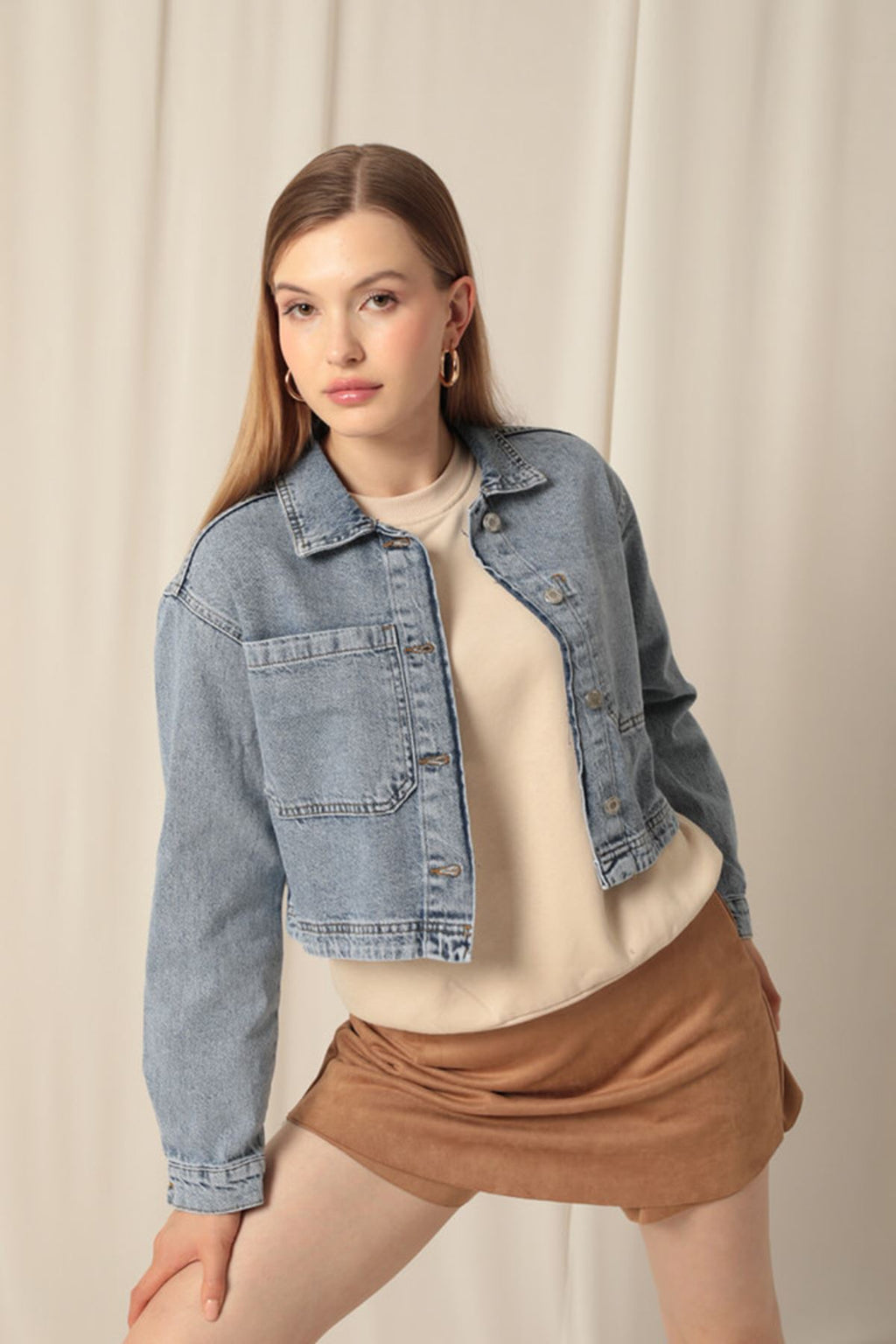 Женская синяя куртка из джинсовой ткани с карманами сзади