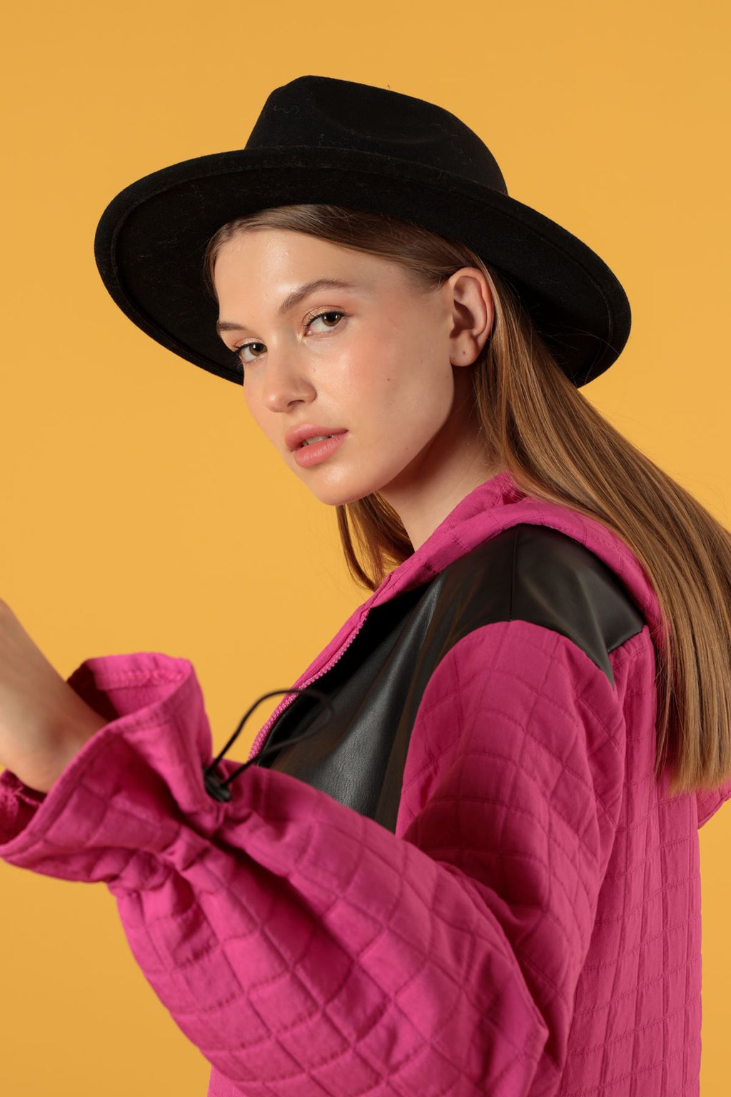 Женский тренчкот из кожи и жаккардовой ткани с отделкой Garni, цвет фуксия