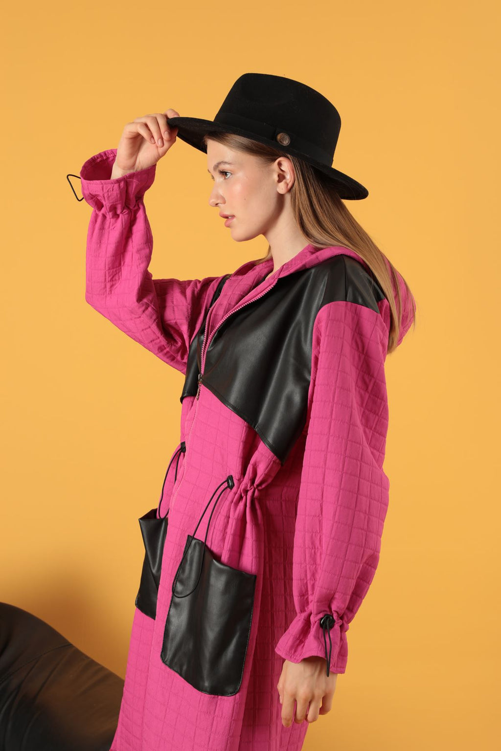 Женский тренчкот из кожи и жаккардовой ткани с отделкой Garni, цвет фуксия