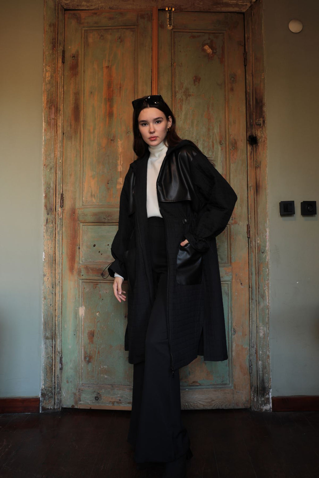 Женский тренчкот из кожи и жаккардовой ткани с отделкой Garni, черный