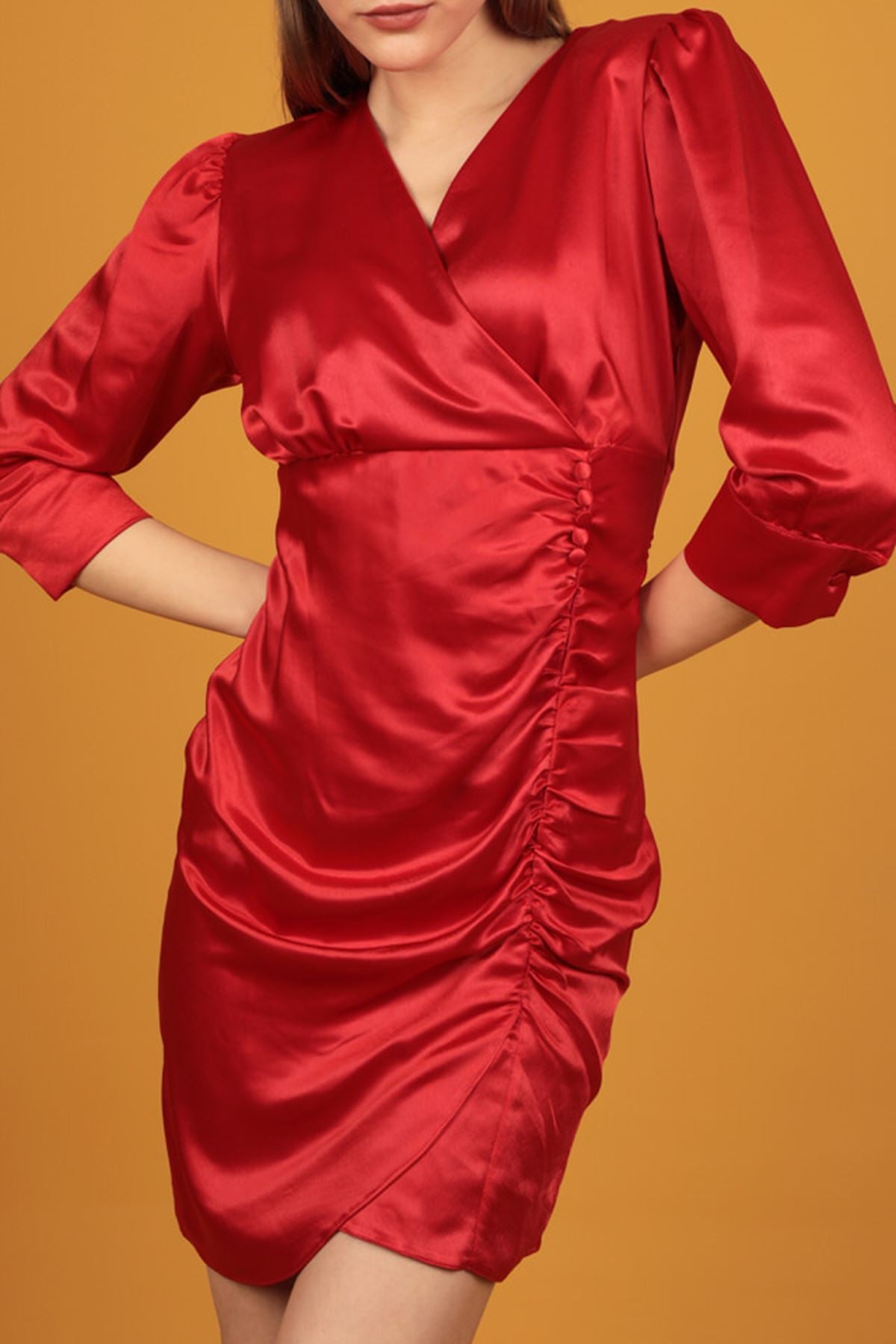 Двубортное атласное женское платье красного цвета