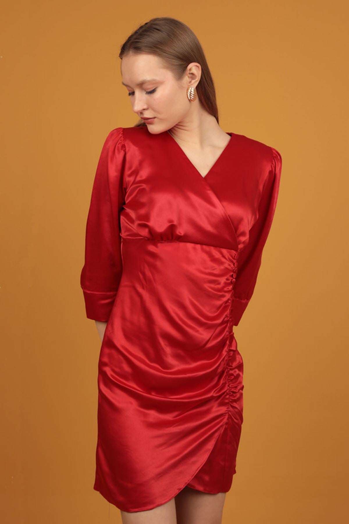 Двубортное атласное женское платье красного цвета