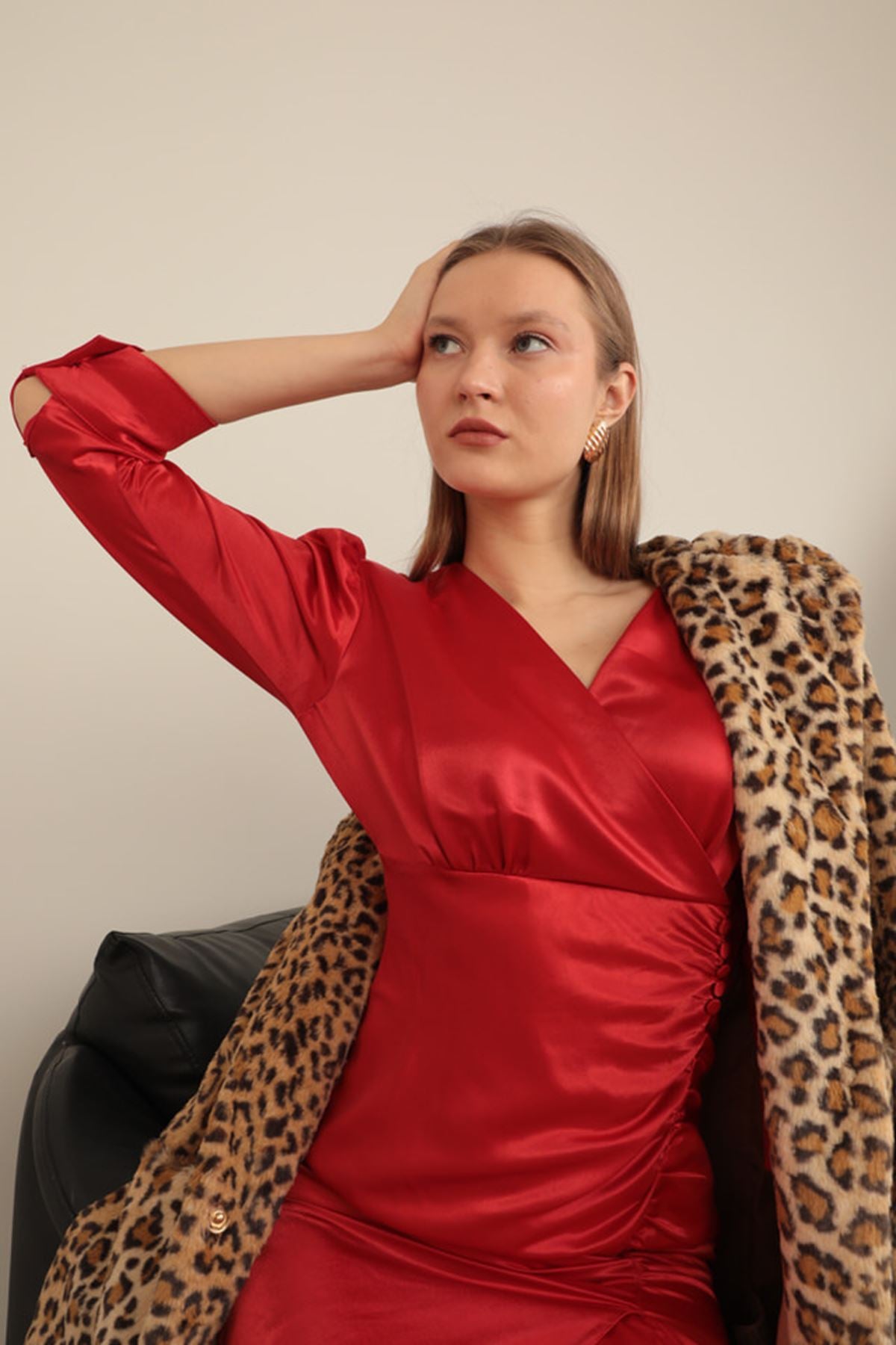 Двубортное атласное женское платье красного цвета