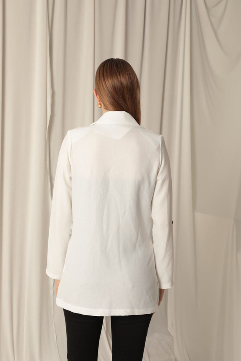 Женская куртка цвета экрю из меланжевой льняной ткани