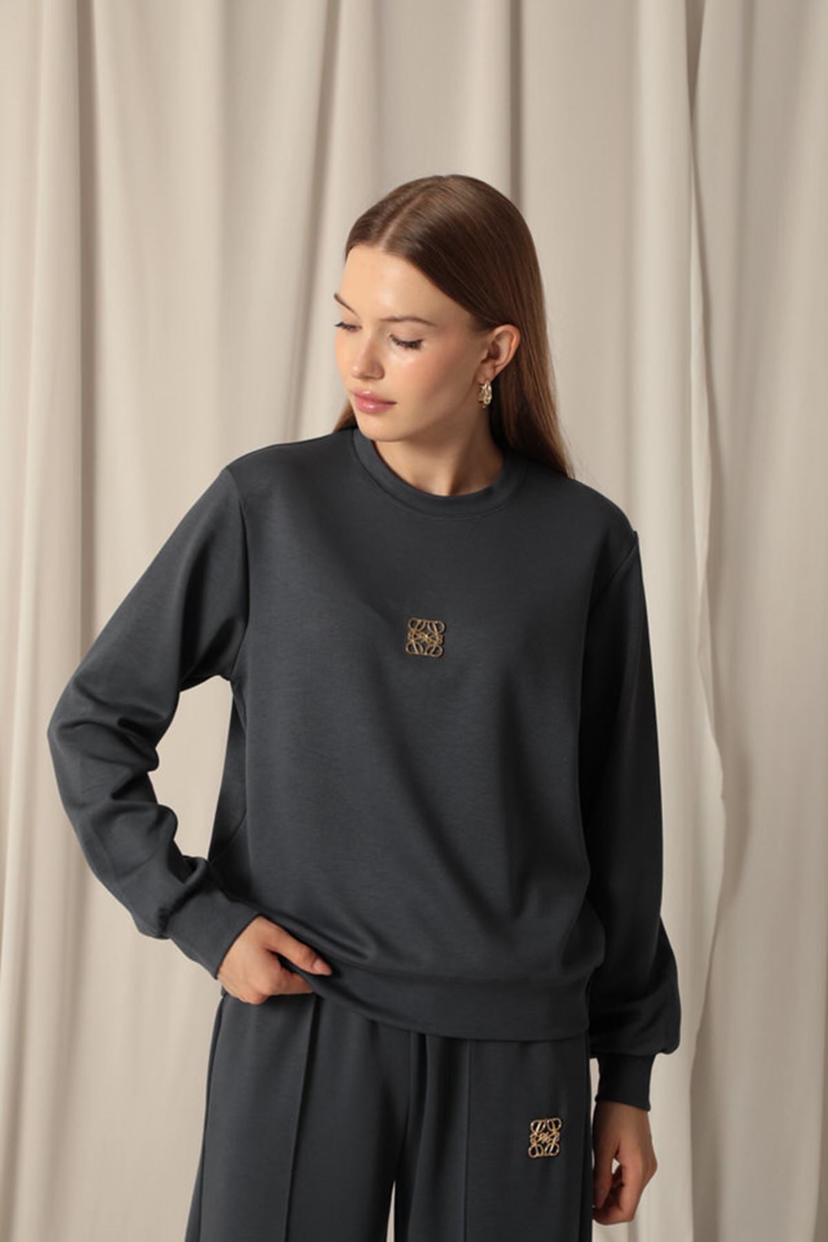 Женский костюм антрацитового цвета из модальной ткани с металлическими аксессуарами