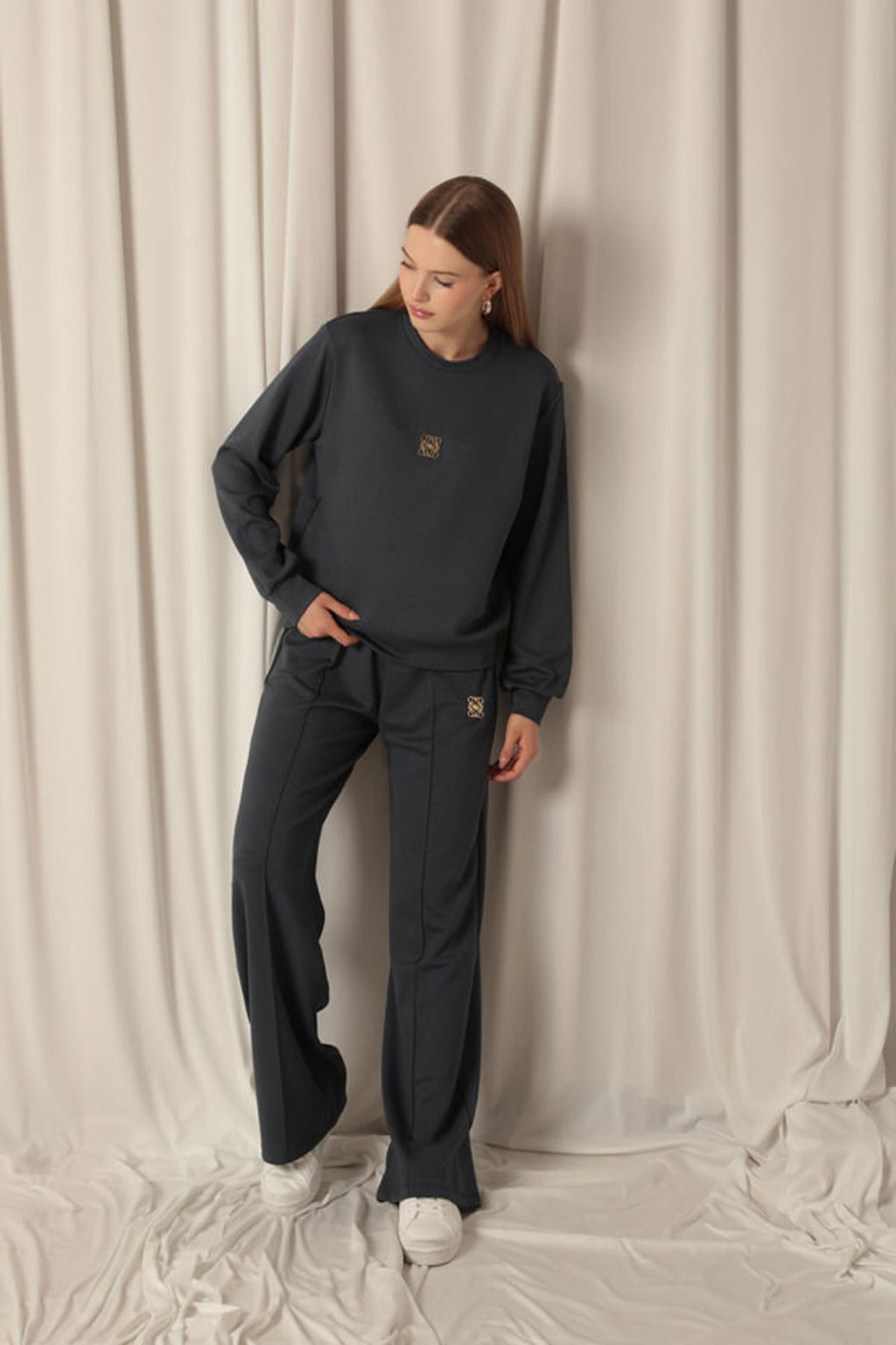 Женский костюм антрацитового цвета из модальной ткани с металлическими аксессуарами