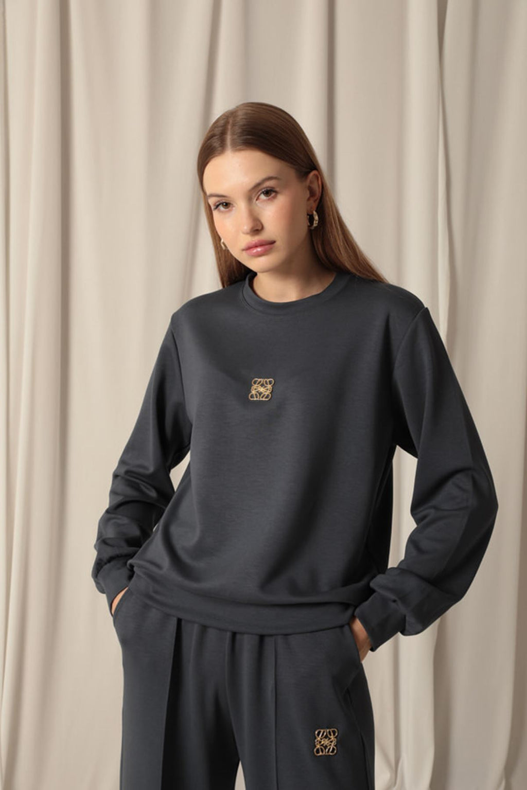 Женский костюм антрацитового цвета из модальной ткани с металлическими аксессуарами