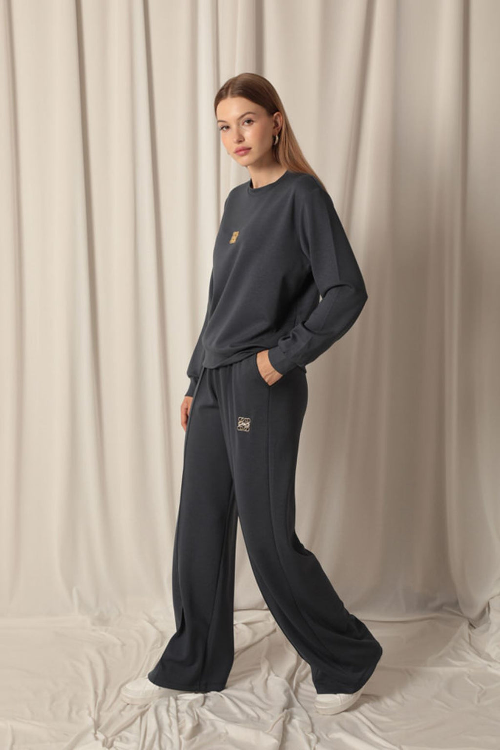 Женский костюм антрацитового цвета из модальной ткани с металлическими аксессуарами