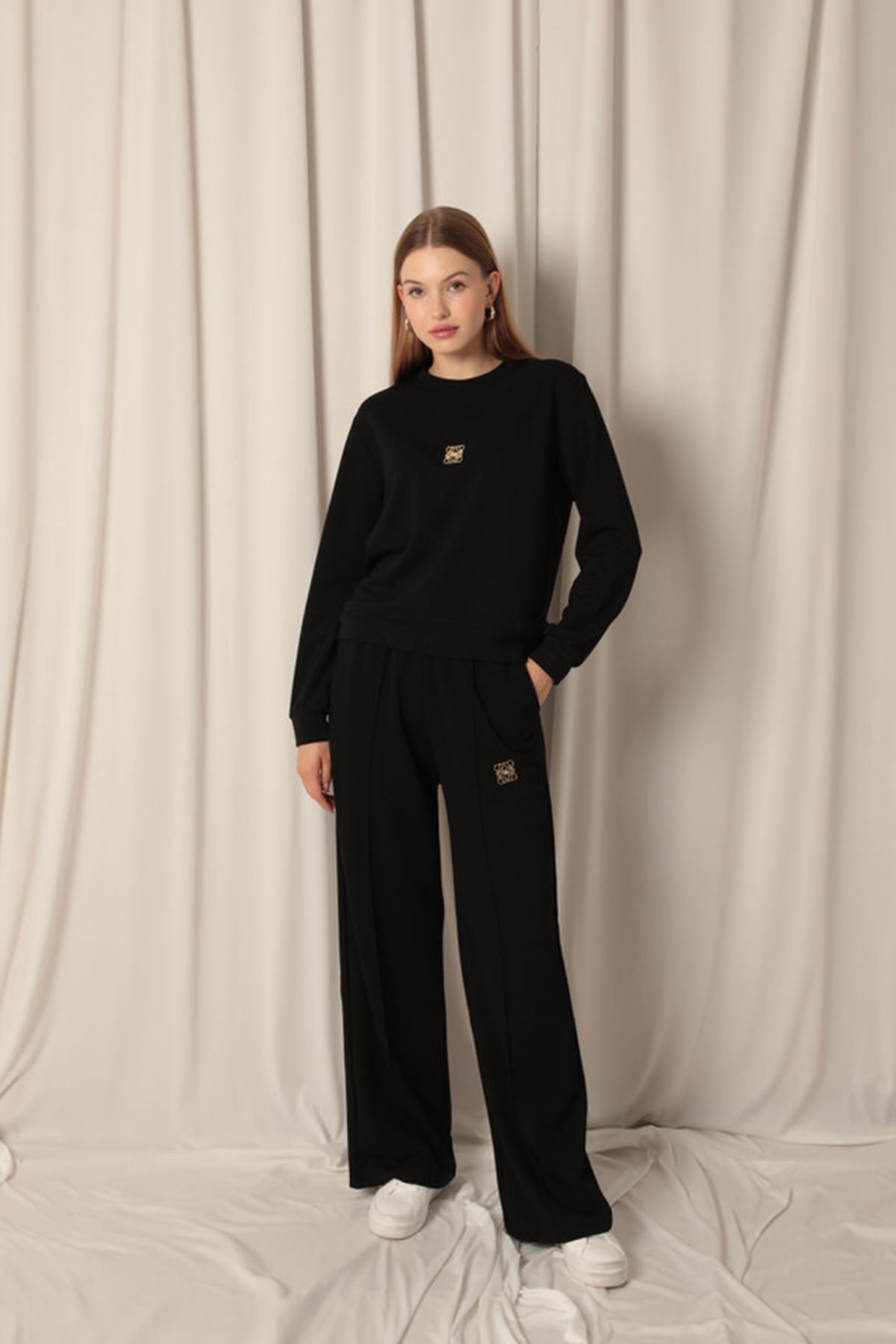 Женский черный костюм из модальной ткани с металлическими аксессуарами