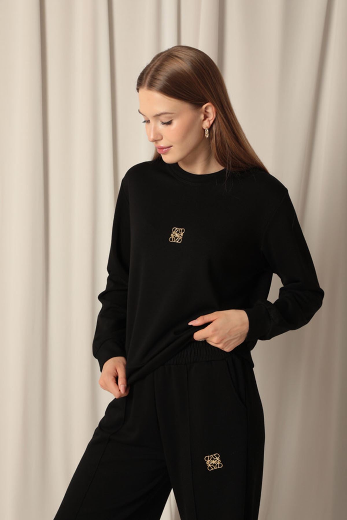 Женский черный костюм из модальной ткани с металлическими аксессуарами