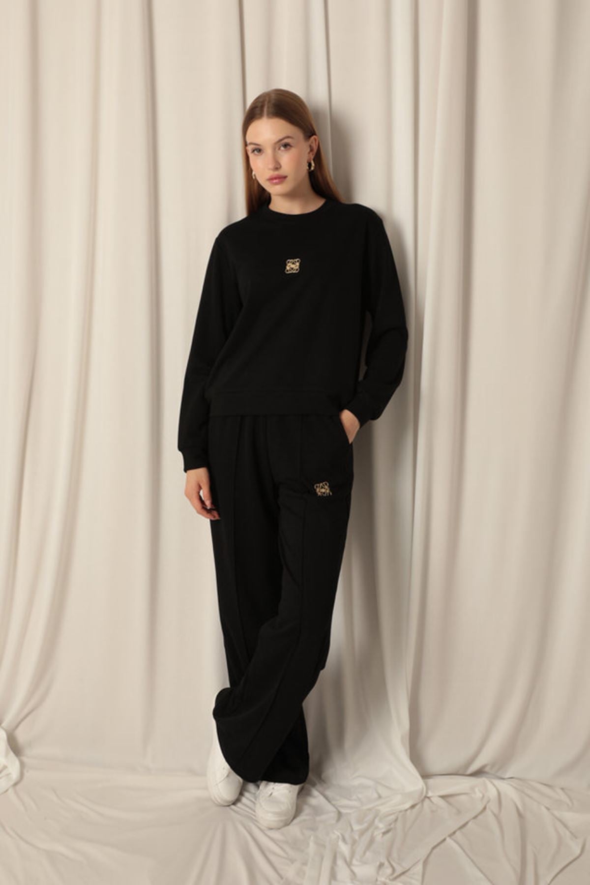 Женский черный костюм из модальной ткани с металлическими аксессуарами