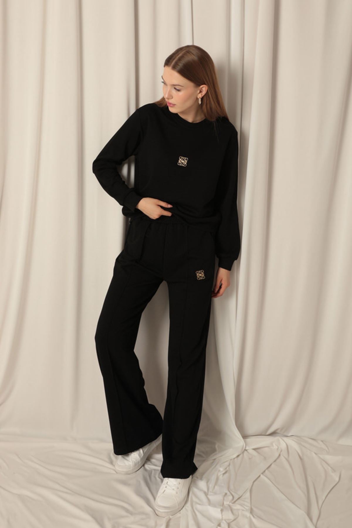 Женский черный костюм из модальной ткани с металлическими аксессуарами