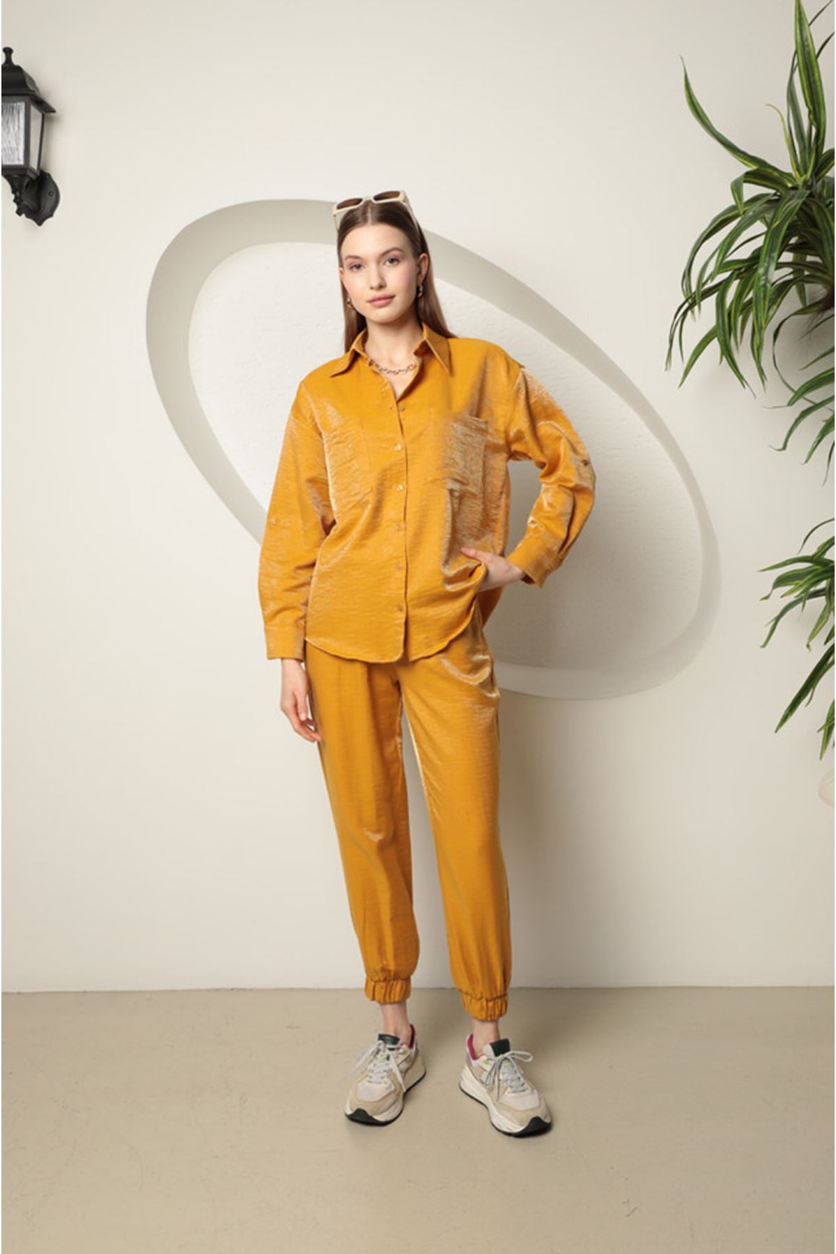 Parlak Kumaş Kadın Takım-Hardal