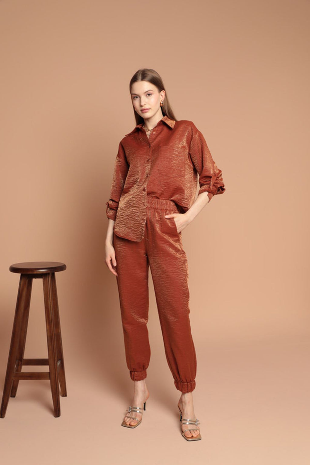 Женский костюм из блестящей ткани цвета кофе