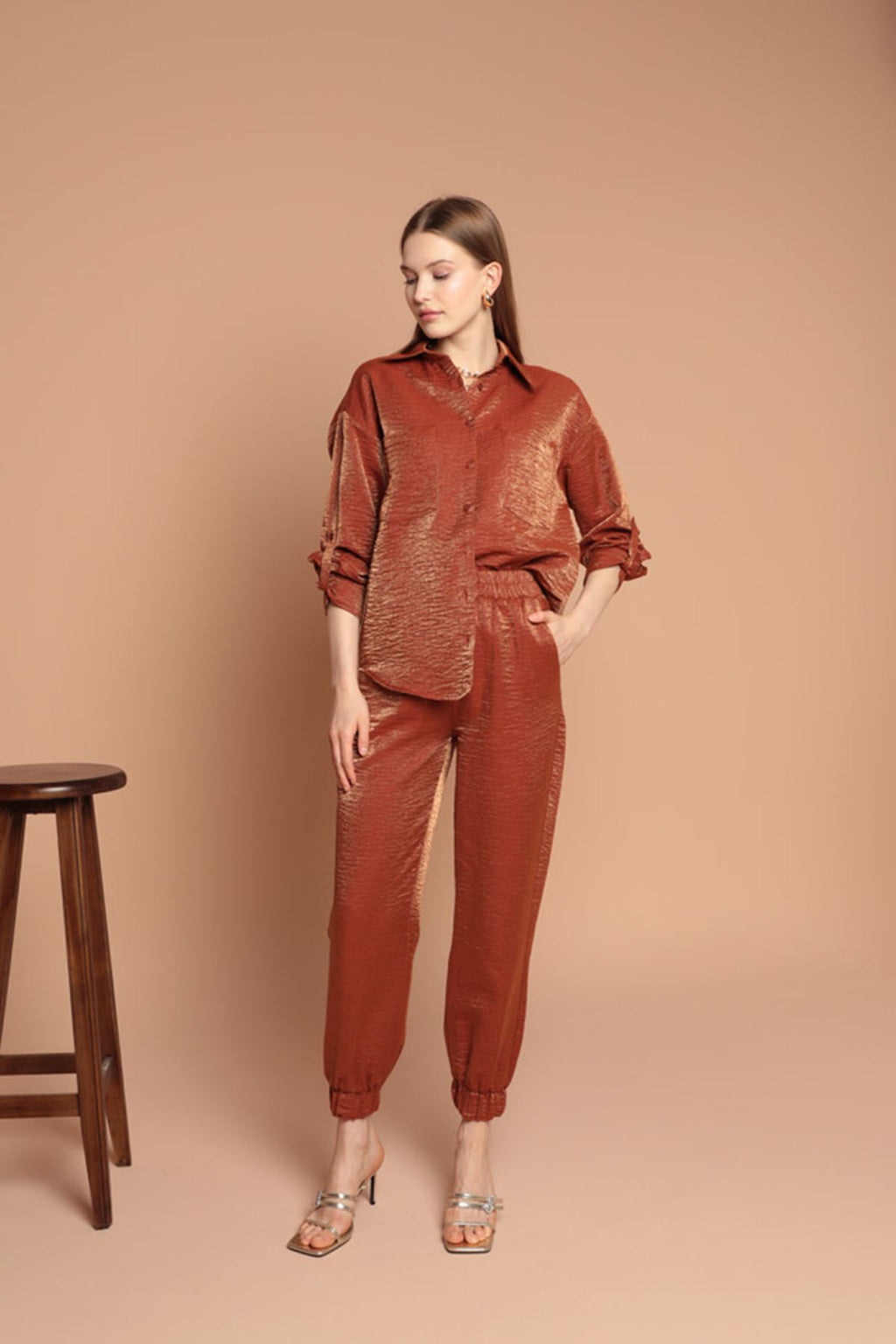 Женский костюм из блестящей ткани цвета кофе
