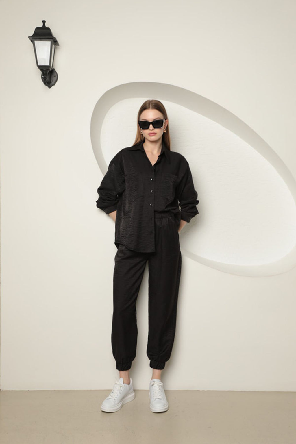 Женский костюм из блестящей ткани, черный