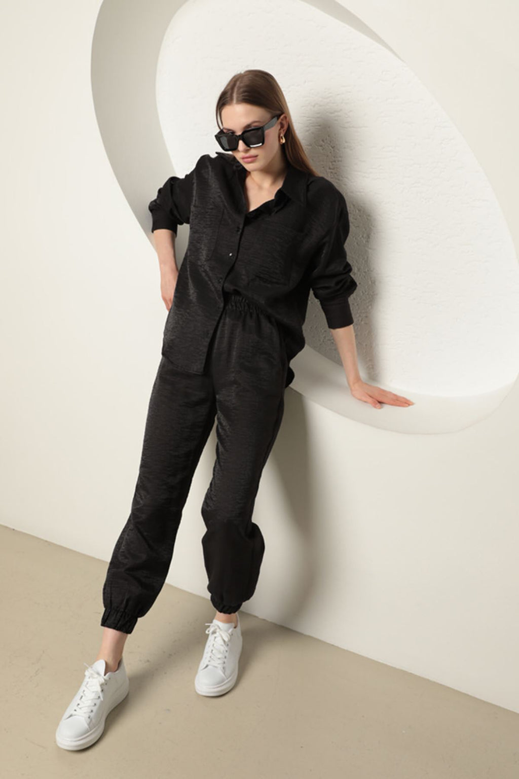 Женский костюм из блестящей ткани, черный