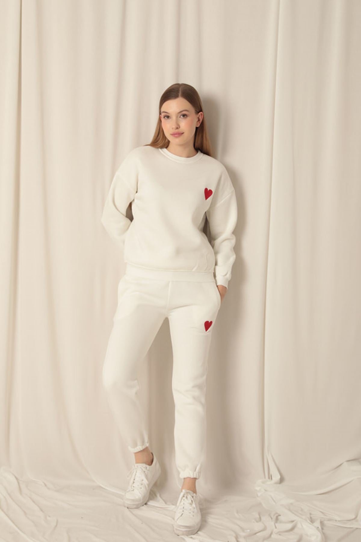 Женский костюм из ткани экрю с вышивкой в ​​виде сердца из трёх нитей