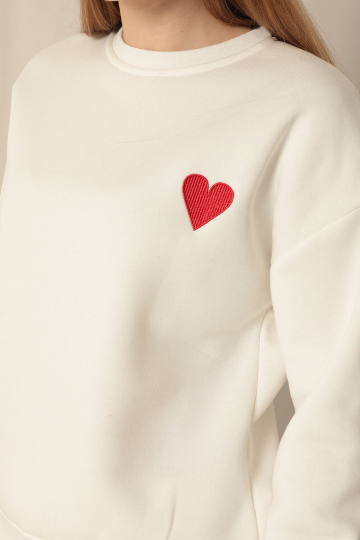 Женский костюм из ткани экрю с вышивкой в ​​виде сердца из трёх нитей