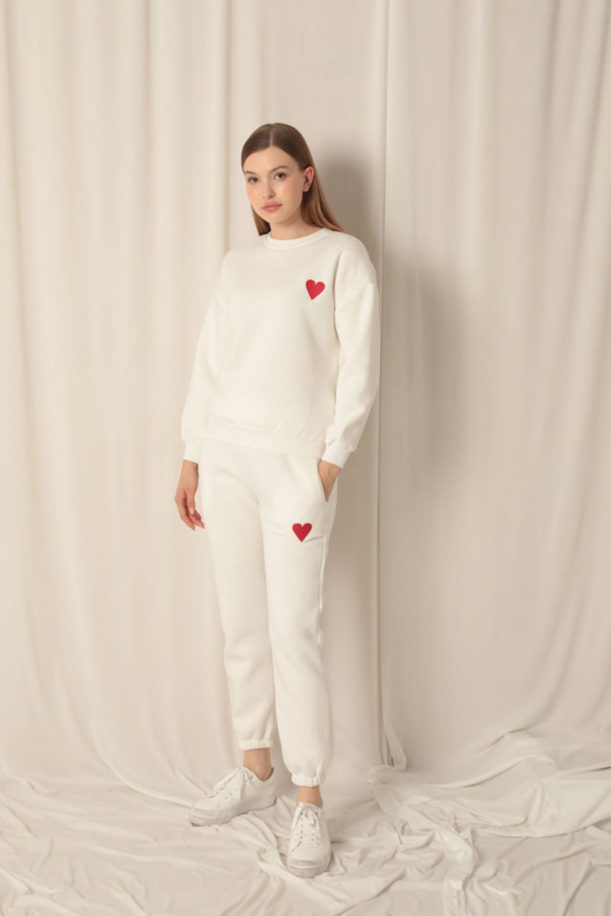 Женский костюм из ткани экрю с вышивкой в ​​виде сердца из трёх нитей