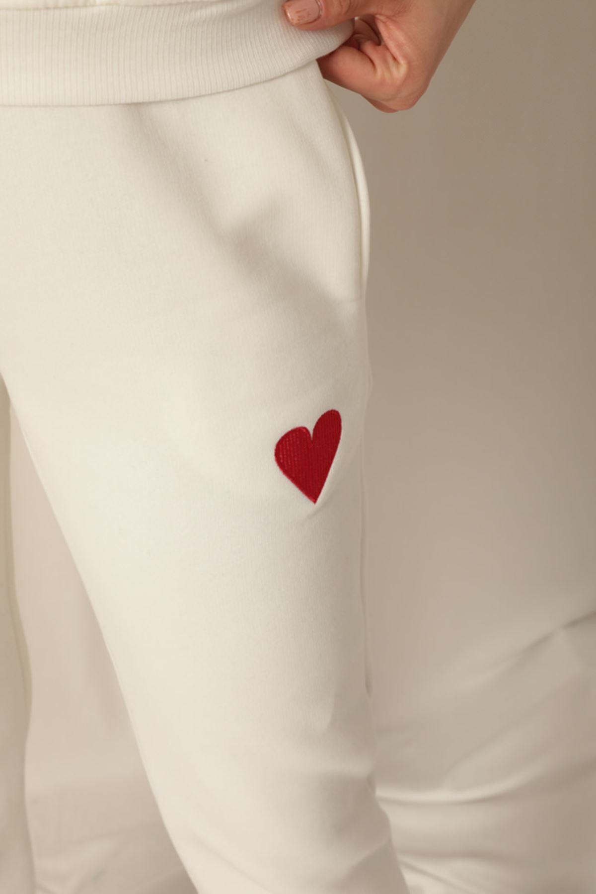 Женский костюм из ткани экрю с вышивкой в ​​виде сердца из трёх нитей