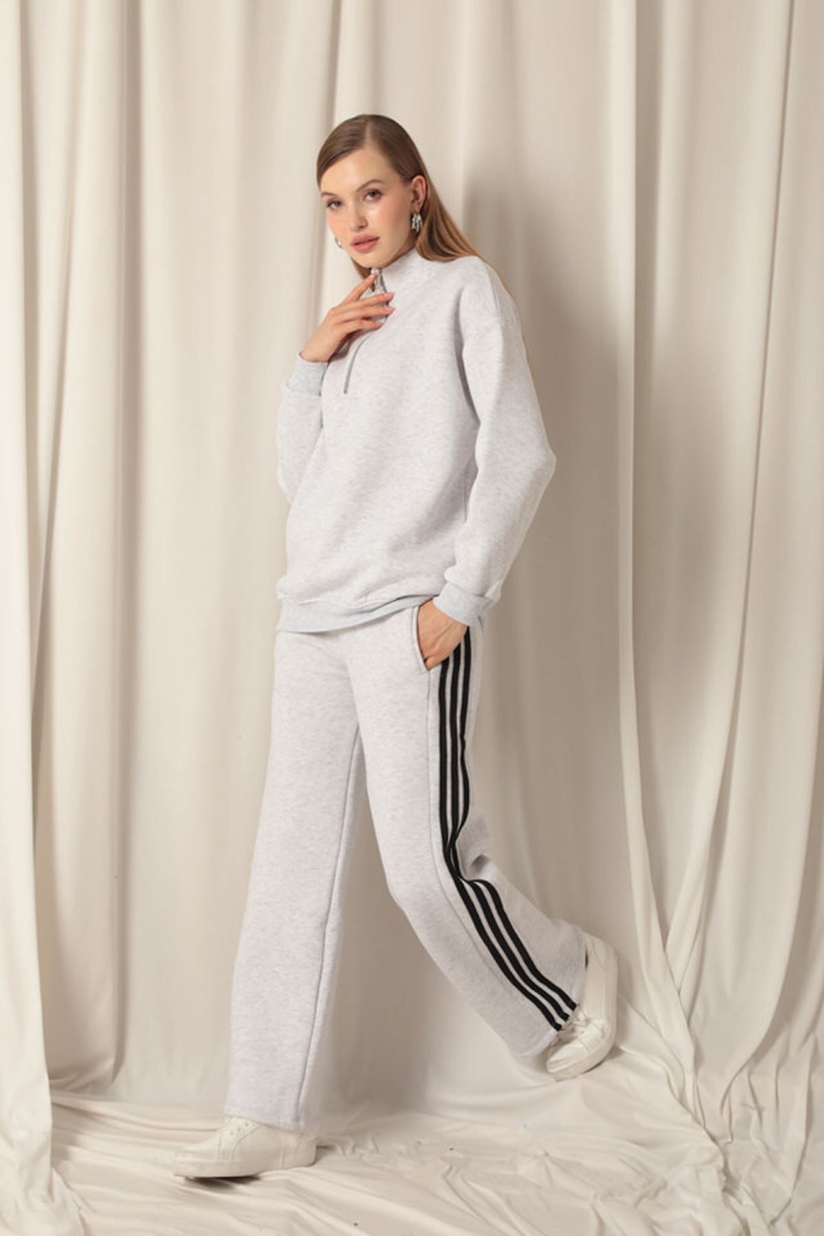 Женский светло-серый спортивный костюм с трехниткой