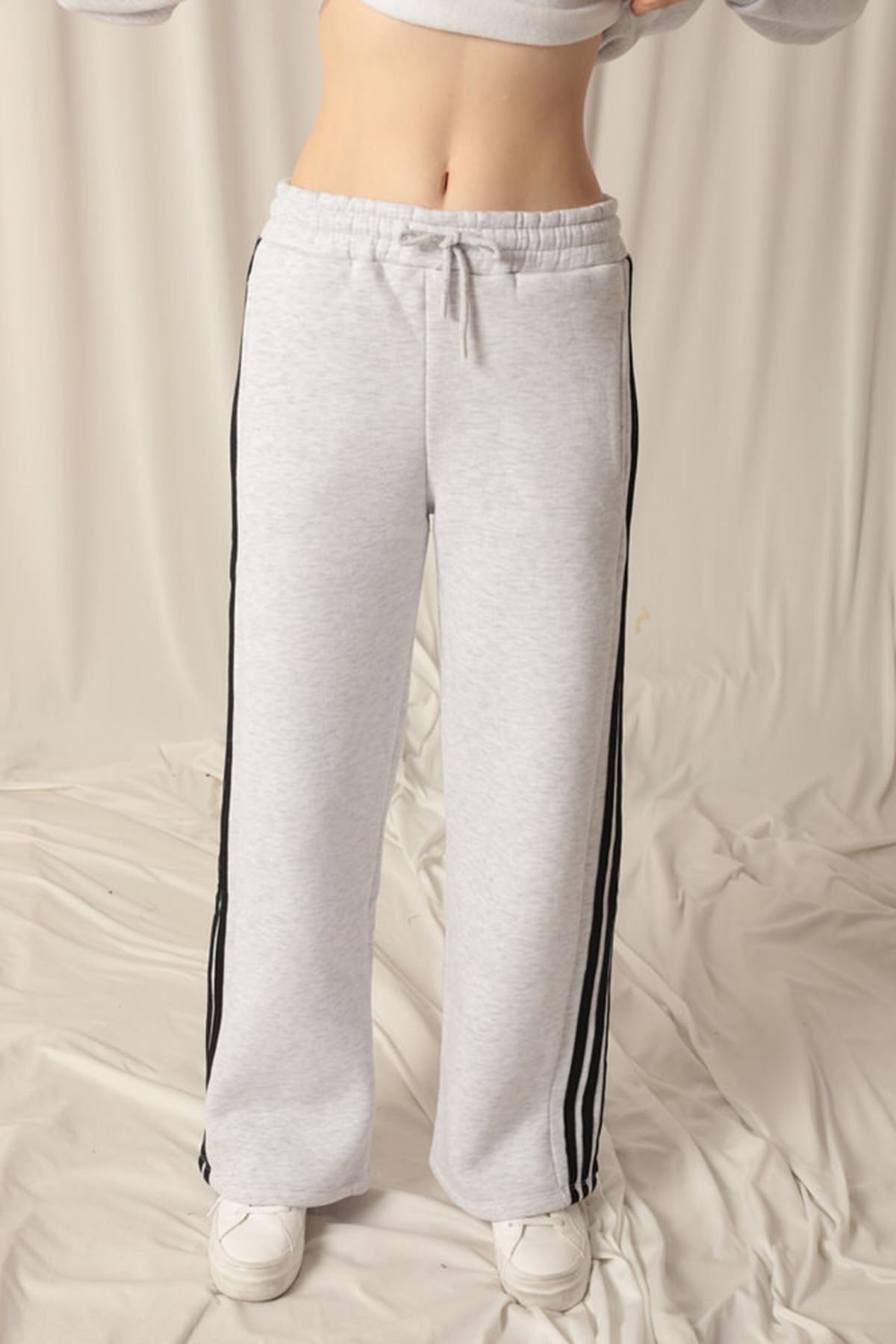 Женский светло-серый спортивный костюм с трехниткой