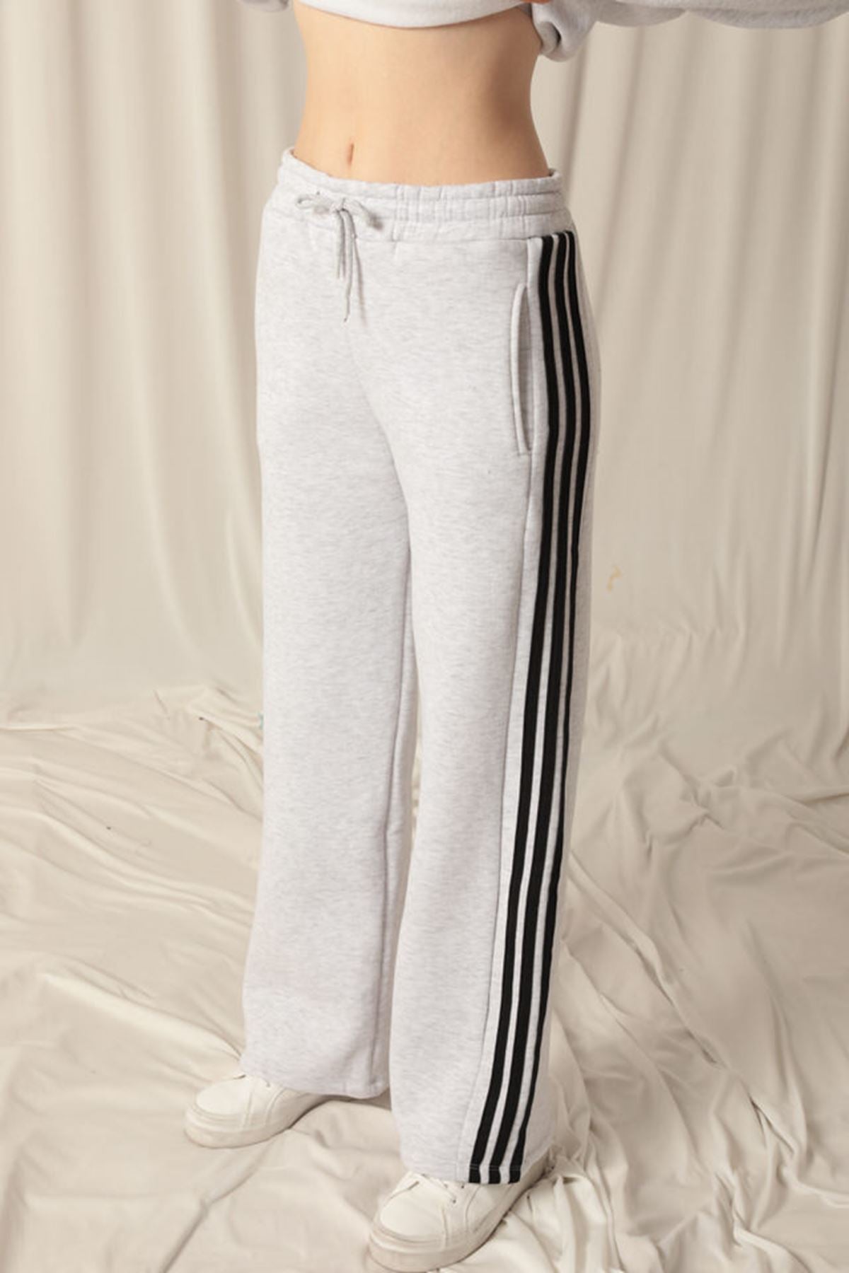 Женский светло-серый спортивный костюм с трехниткой