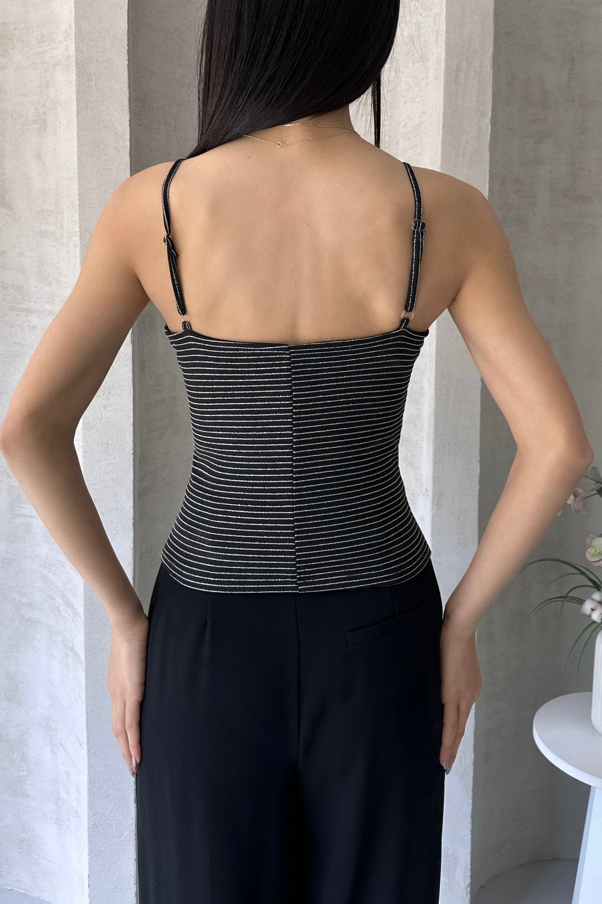 Двубортная блузка с воротником и веревочными бретелями