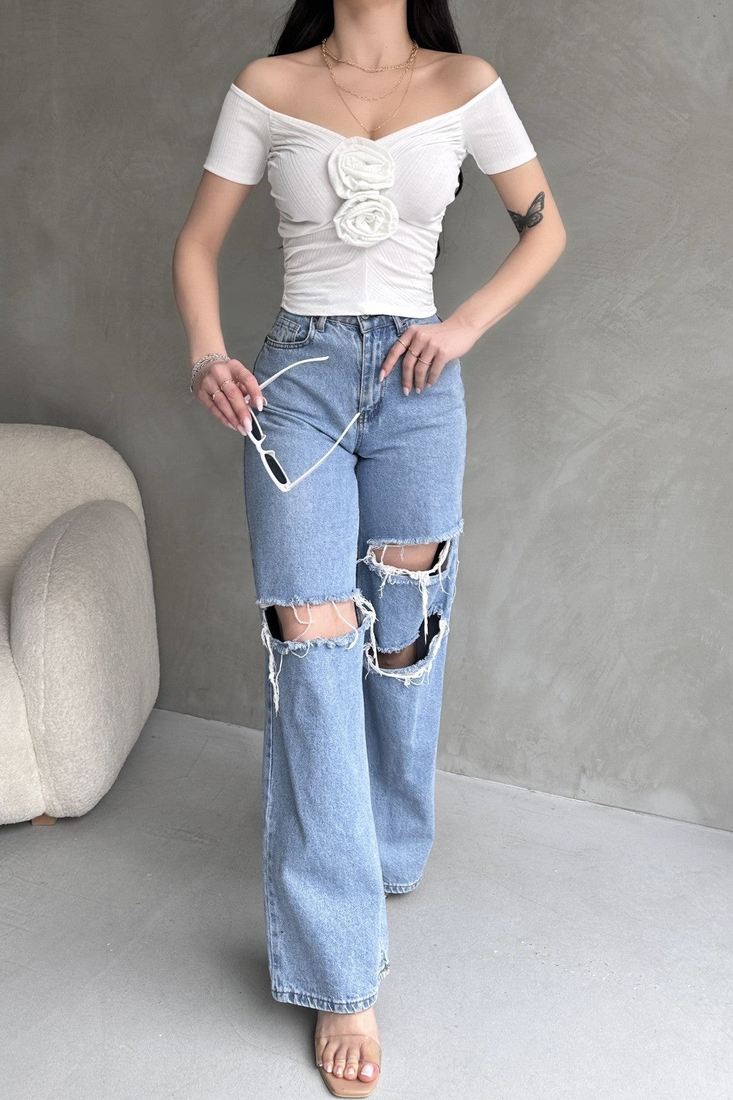 Kayık Yaka Gül Detaylı Crop Bluz