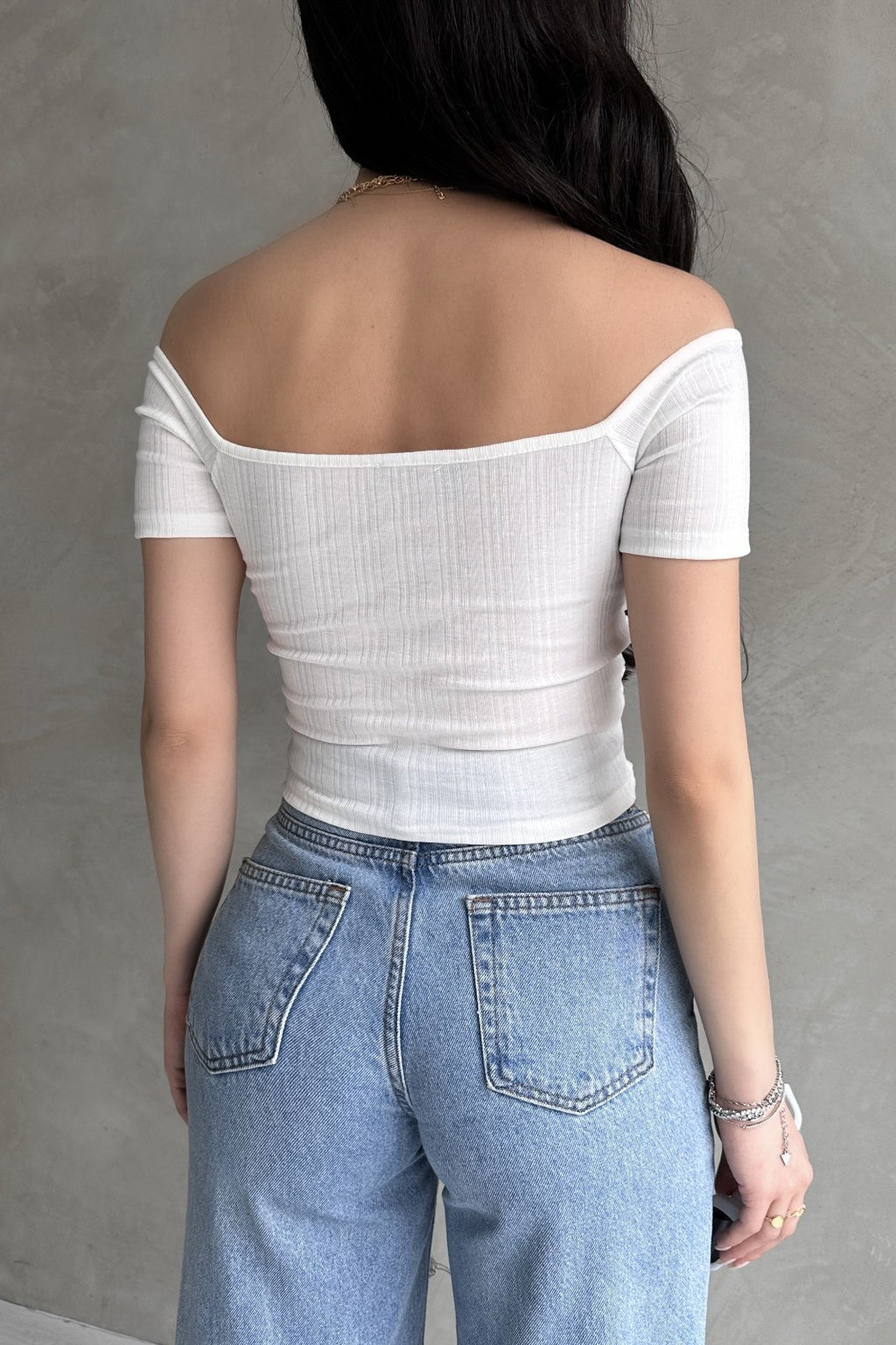 Kayık Yaka Gül Detaylı Crop Bluz