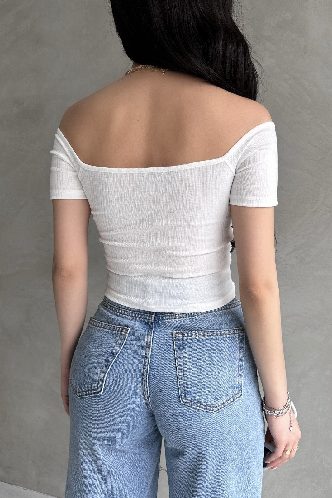 Kayık Yaka Gül Detaylı Crop Bluz