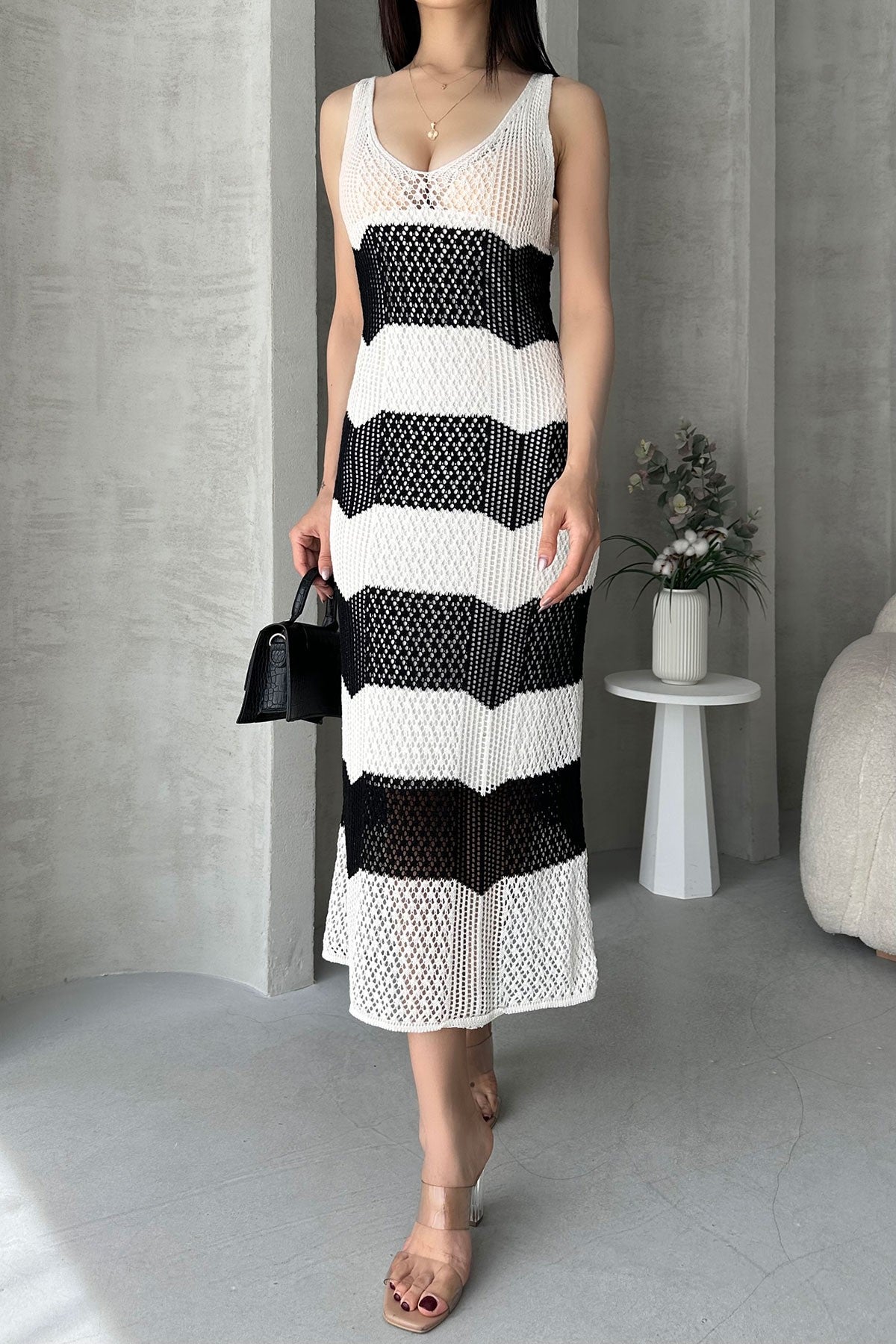 V Yaka Zigzag Detaylı Triko Elbise