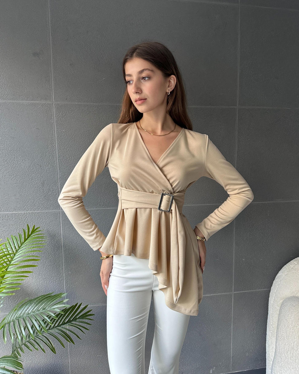 Asimetrik Kesim Kemer Detaylı Bluz