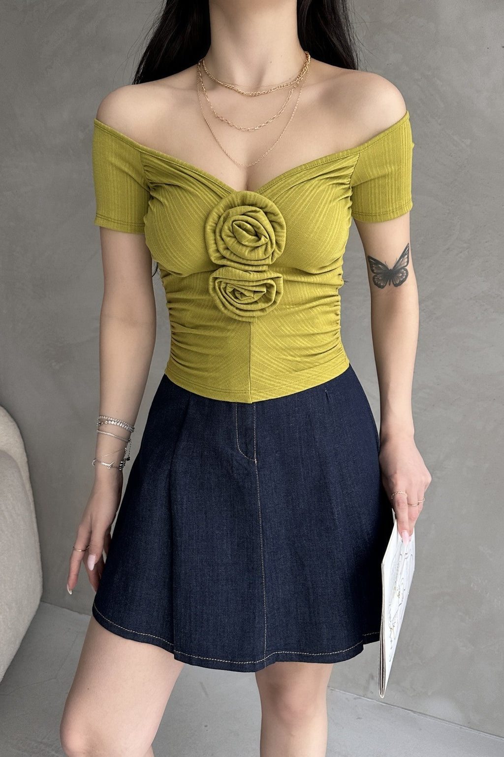 Kayık Yaka Gül Detaylı Crop Bluz